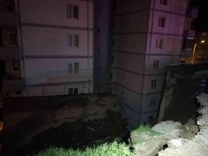 8 bloktan oluşan sitenin istinat duvarı yıkıldı: 88 daire tahliye edildi