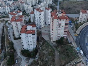 İzmir’de yıkılan istinat duvarının bilançosu havadan görüntülendi: 88 daire tahliye edildi
