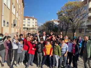 Pursaklar Belediye Başkan Ertuğrul Çetin’e öğrencilerden yoğun sevgi gösterisi