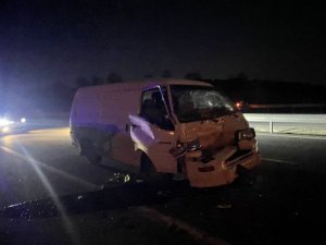 Minibüs kamyonete arkadan çarptı: 1 yaralı