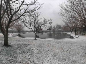 Buharkent’te kar yağışı masalsı görüntüler oluşturdu