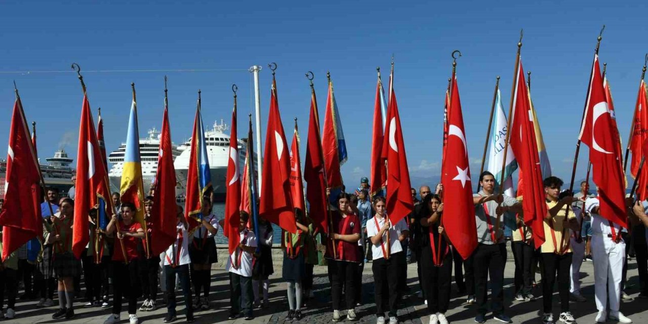 Kuşadasını cumhuriyetin 100 yıl coşkusu sardı