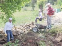 Sel sularında zarar gören mezarlık duvarı onarıldı