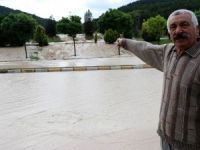 Kütahya’da kent merkezinde taşkınlara neden olan sağanak, hayatı olumsuz etkiledi