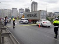 Beylikdüzün’nde tır, sıkıştırdığı motosikletin üzerinden geçti