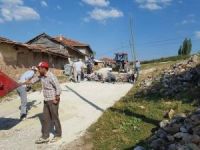 Köylerine imece usulü taş döşediler
