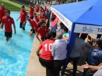 Suları kesilen futbolcular duşu kent meydanındaki süs havuzunda aldı