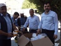 Esnaf ve camii cemaatinden aşure ikramı