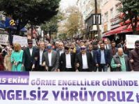 Bağcılarlılar, gözlerini kapatıp ellerinde beyaz bastonla 1 kilometre yürüdüler