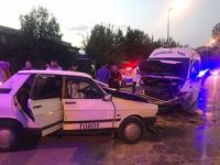 Otomobil dolmuşla kafa kafaya çarpıştı: 7 yaralı