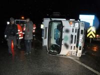 Kayganlaşan yolda kamyonet devrildi: 1 yaralı