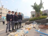 Doğada topladıkları atıkları kent merkezinde sergilediler