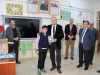 Kaymakam Göktaş, öğrencilere tablet dağıttı