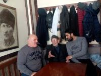 107 yaşındaki babasını sıkılmasın diye işe götürüyor