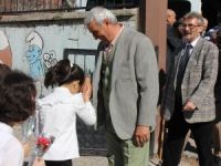 Çiçeklerle karşıladılar