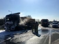 O-3 bağlantı yolunda yanan hafriyat kamyonu küle döndü