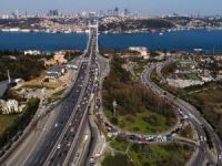 Köprüdeki araç yangını kilometrelerce trafik oluşturdu