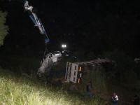İzmir-Aydın Otoyolunda kamyon ile otomobil şarampole uçtu: 1 ölü bir yaralı