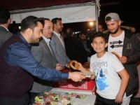 Bakan Çavuşoğlu memleketi Alanya’da vatandaşa simit ikram etti