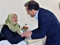 Güler, annelerin elini öpüp hayır duası aldı