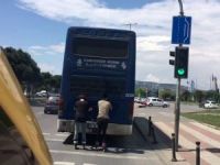 Otobüsün arkasında seyahat edip akrobatik hareketler yaptılar