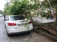 Maltepe’de bahçe duvarı araçların üzerinde devrildi