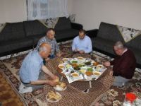 Şehit ailesinin evinde iftar yemeği
