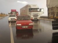 Sel suları Aksaray-Ankara karayolunu kapattı