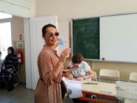 Ünlü sanatçı Hülya Avşar ve kızı oyunu kullandı