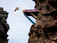 Red Bull Cliff Diving Portekiz’de nefesleri kesti