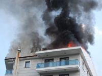 Manisa’da 5 katlı binanın çatısı alev alev yandı