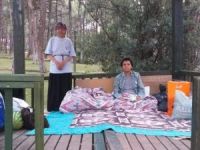 Parktaki çardak anne ve oğluna ev oldu