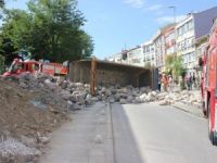 Hafriyat kamyonu devrildi, sürücü saniyelerle kurtuldu