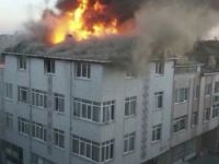 Ataşehir’de üç katlı apartmanın çatısı alev alev yandı