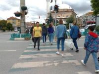 Kırmızı ışıkta geçen yayalara ceza