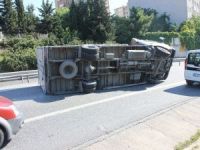 Ataşehir’de virajı alamayan kamyon devrildi: 1 yaralı