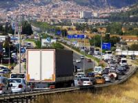 Uzatma tatilciler trafiği kilitledi