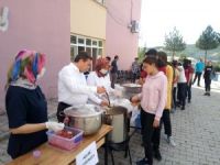 Öğretmenlerden aşure ikramı