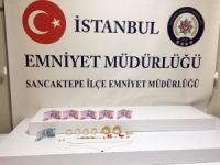 Aracın üstünde unutulan altın dolu çanta yola düştü