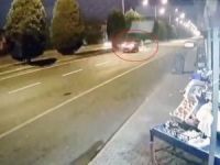 Yolun karşısına geçmek isterken otomobil çarptı, o anlar kameraya yansıdı