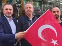 Ak Partili Başkan kapı kapı bayrak dağıttı
