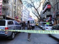 Ankara’nın Ulus semtinde bir otelden bir kişinin çevreye ateş açması üzerine bölgeye çok sayıda ekip sevk edildi. Şahsı ikna etmek için polis çalışma başlattı.