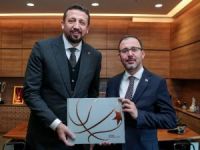 Bakan Kasapoğlu, TBF Başkanı Hidayet Türkoğlu’nu ziyaret etti