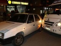 Seyir halindeki dolmuş şoförünün kafasına tabanca kabzasıyla vurdu