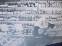 Kafasına çuval geçirip market soydu