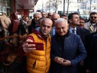 Binali Yıldırım, vatandaşlara simit dağıttı