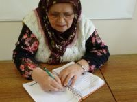 70 yaşında okuma yazma öğrenen Ayşe teyze hayatının kitabını yazıyor