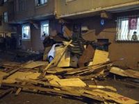 Zeytinburnu 5 katlı binanın çatısı uçtu