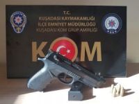 Kuşadası’nda şüpheli araçtan ruhsatsız silah çıktı