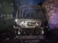 İzmir’de kundaklandığı ileri sürülen servis minibüsü yanarak küle döndü